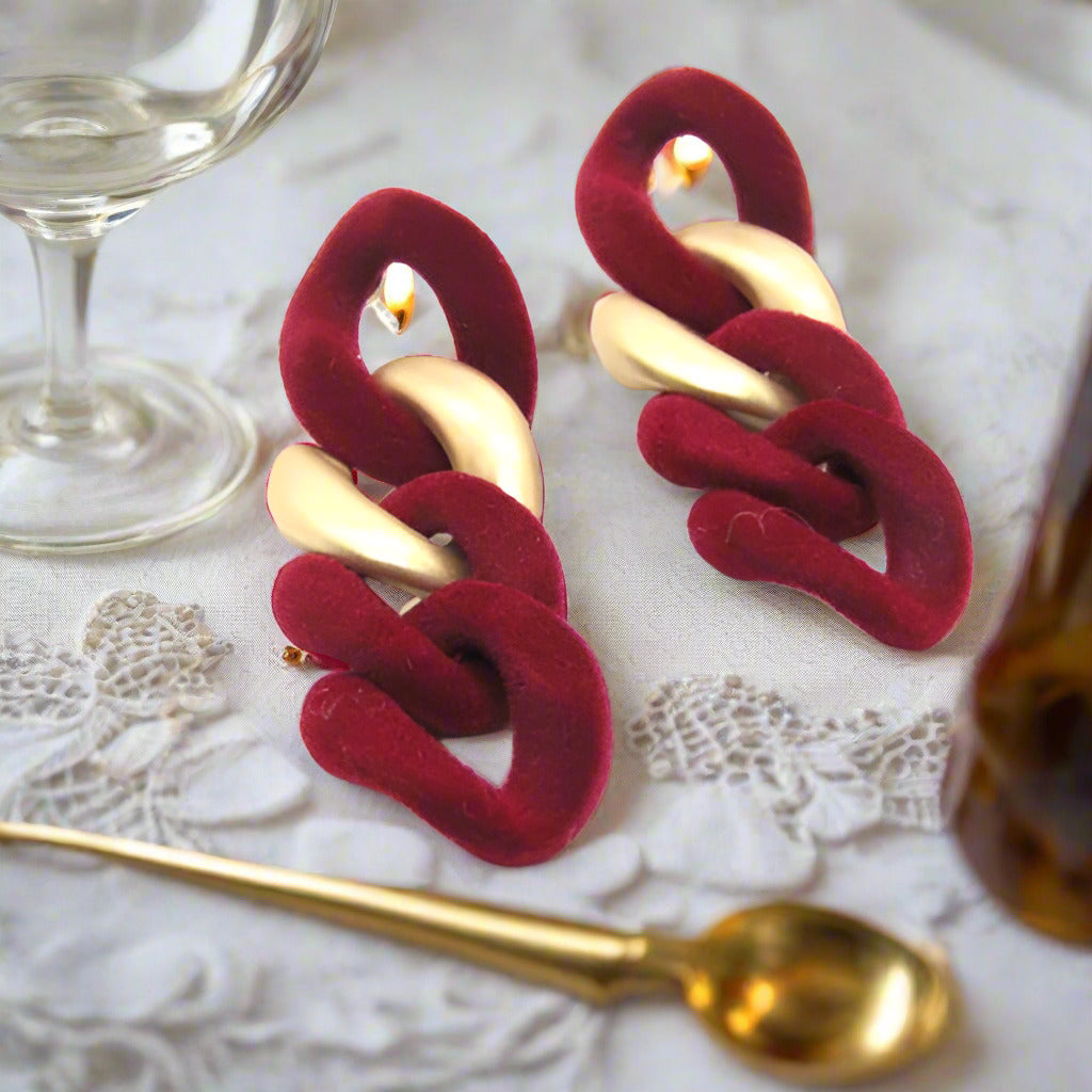 https://www.artistryjewelry.net/products/lovely-velvet-chain-earrings