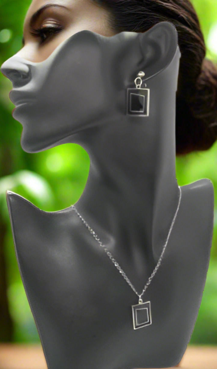 https://www.artistryjewelry.net/products/exciting-geo-necklace-set-128