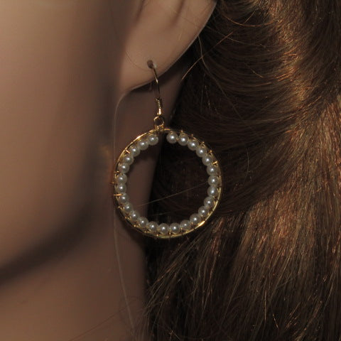 https://www.artistryjewelry.net/products/lovely-pearl-hoops-earrings