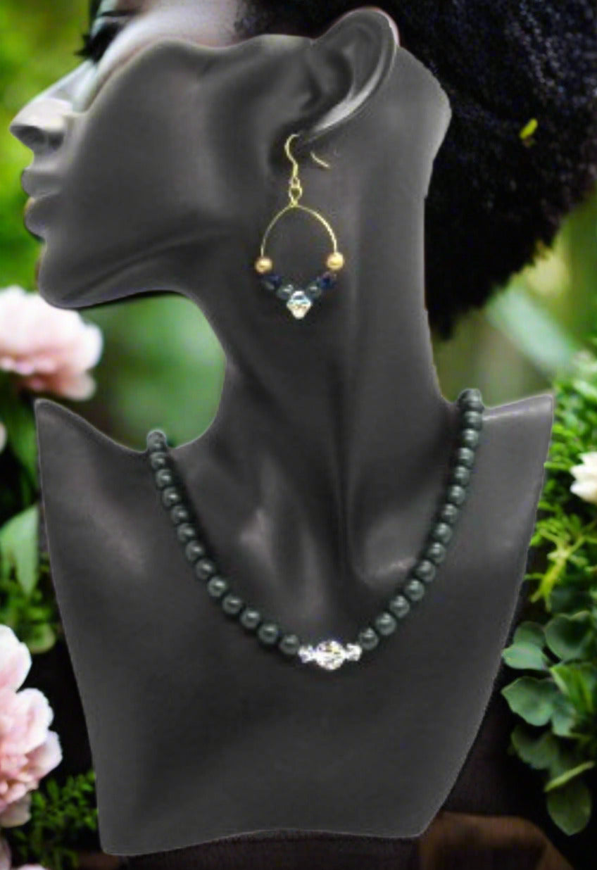 https://www.artistryjewelry.net/products/gorgeous-crystal-and-druk-necklace-set