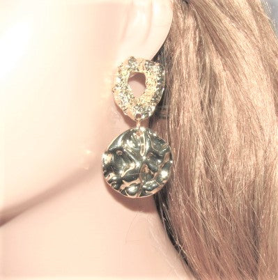 https://www.artistryjewelry.net/products/stunning-gold-exaggerated-earrings