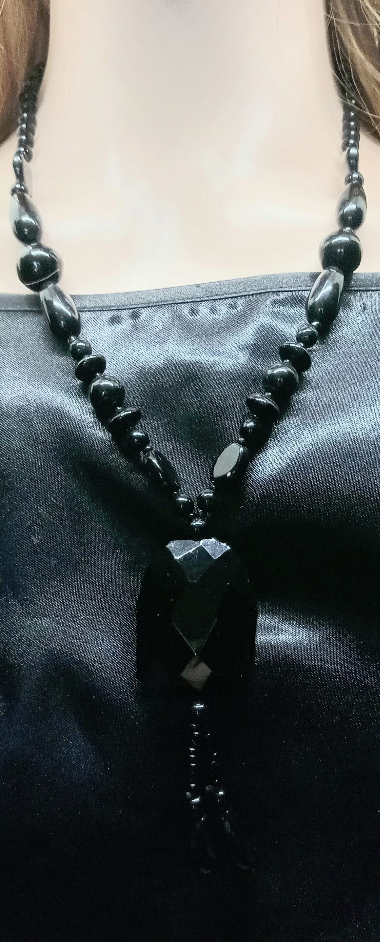 https://www.artistryjewelry.net/products/lovely-black-faceted-necklace
