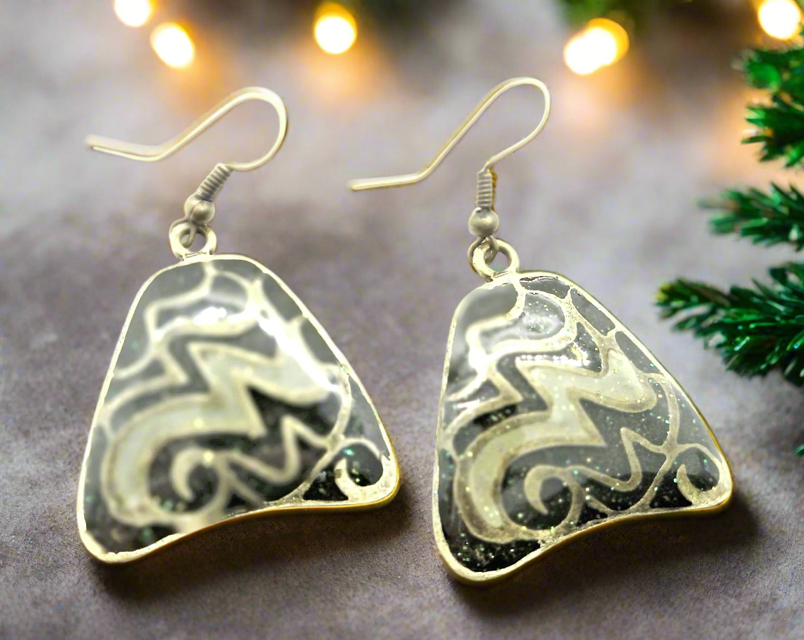 https://www.artistryjewelry.net/products/lovely-green-glitter-earrings