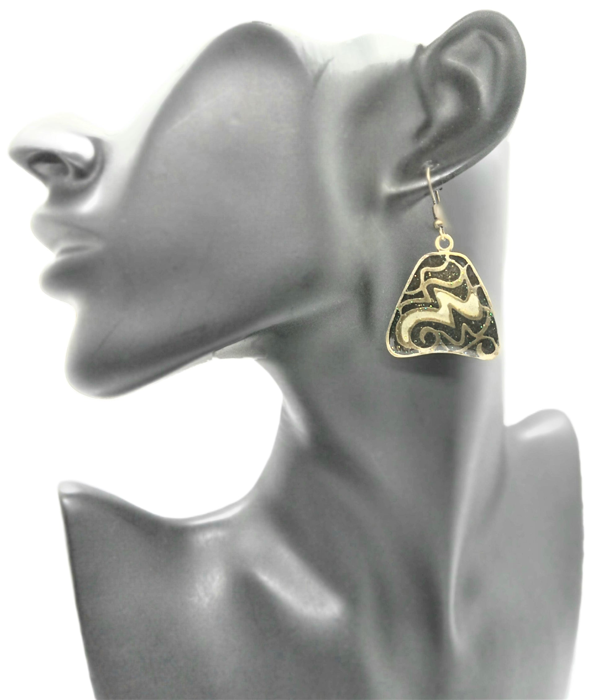 https://www.artistryjewelry.net/products/lovely-green-glitter-earrings
