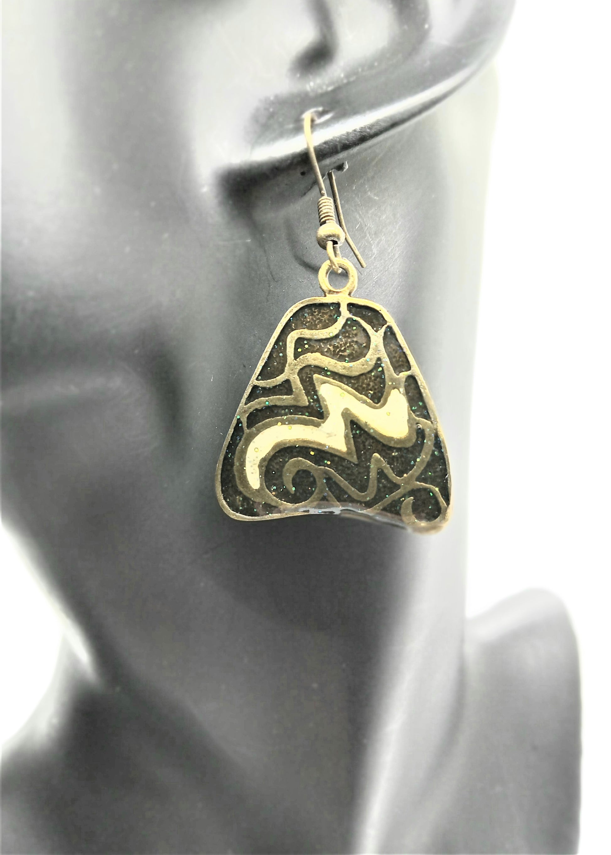 https://www.artistryjewelry.net/products/lovely-green-glitter-earrings
