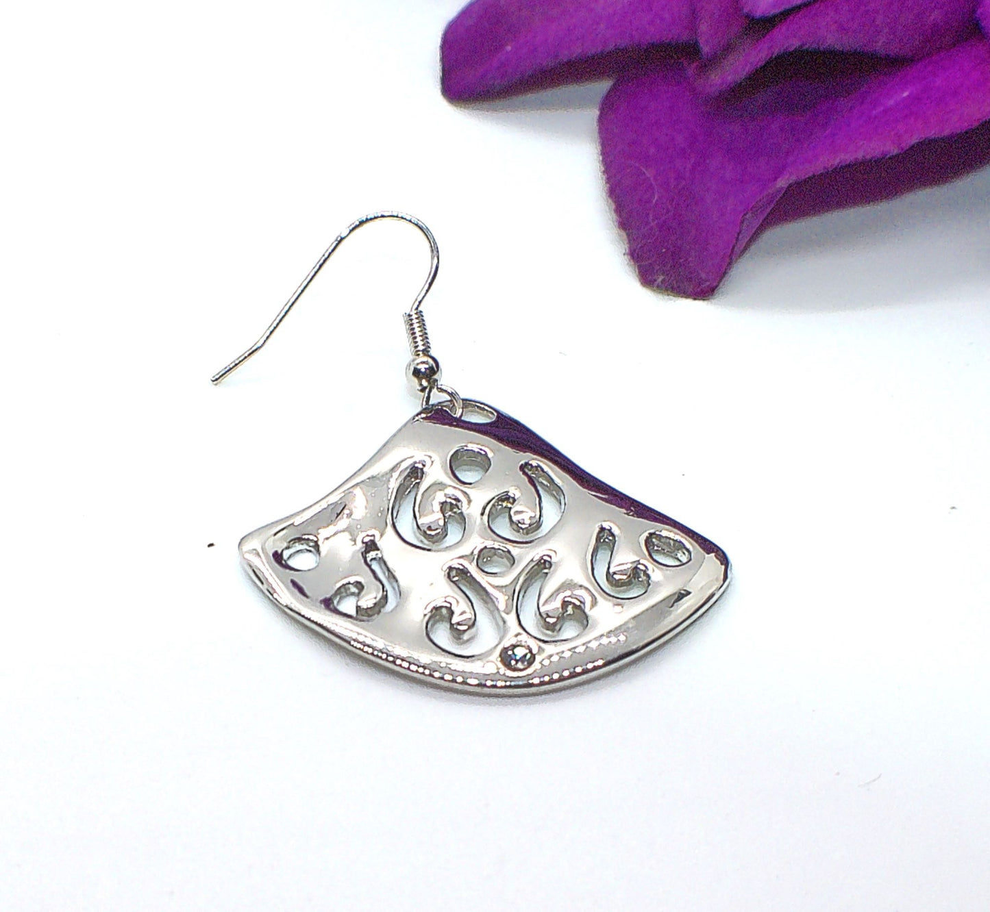 https://www.artistryjewelry.net/products/stunning-fancy-silver-necklace-set