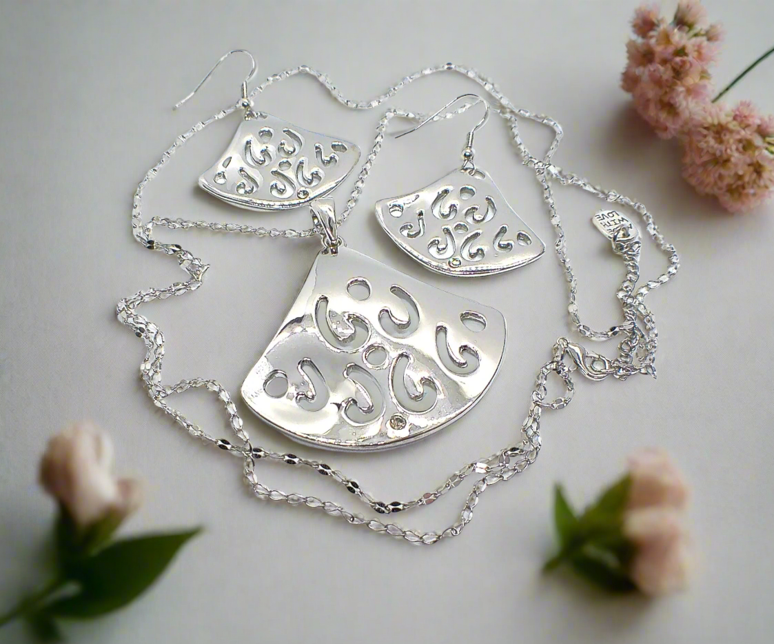 https://www.artistryjewelry.net/products/stunning-fancy-silver-necklace-set