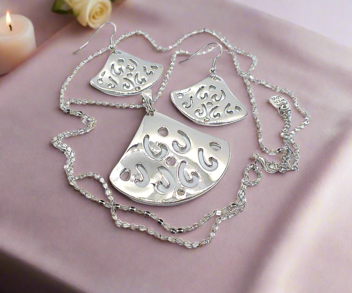 https://www.artistryjewelry.net/products/stunning-fancy-silver-necklace-set