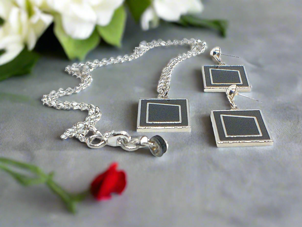 https://www.artistryjewelry.net/products/exciting-geo-necklace-set-128