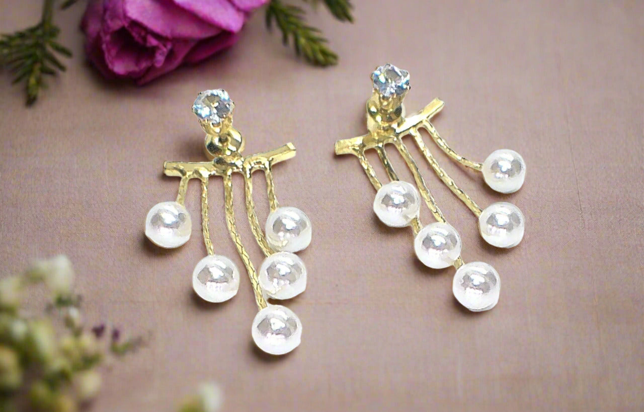 https://www.artistryjewelry.net/products/crystal-and-pearl-hanging-ear-jackets