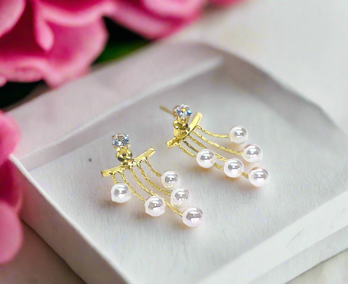 https://www.artistryjewelry.net/products/crystal-and-pearl-hanging-ear-jackets