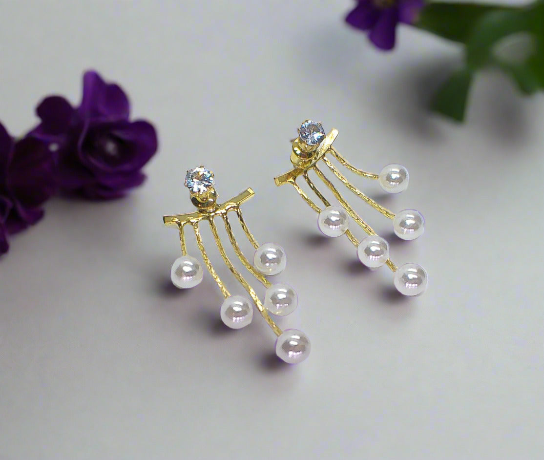 https://www.artistryjewelry.net/products/crystal-and-pearl-hanging-ear-jackets