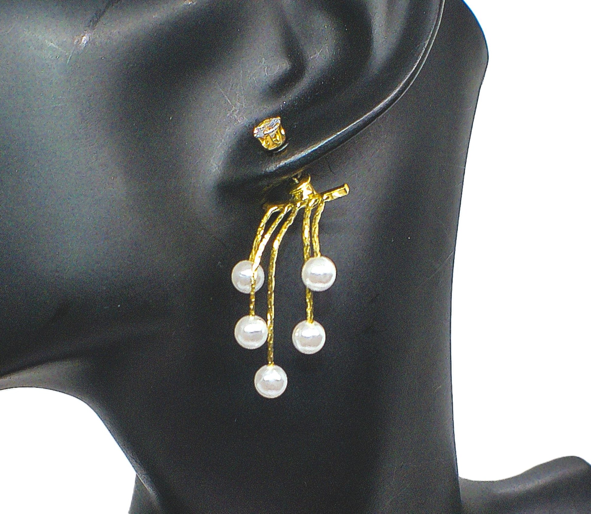 https://www.artistryjewelry.net/products/crystal-and-pearl-hanging-ear-jackets