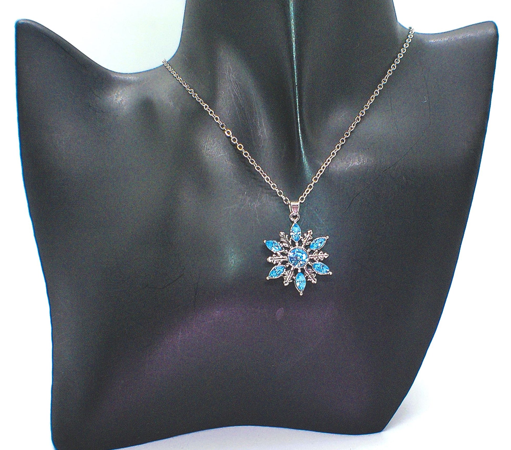 https://www.artistryjewelry.net/products/lovely-blue-winter-snowflake-necklace
