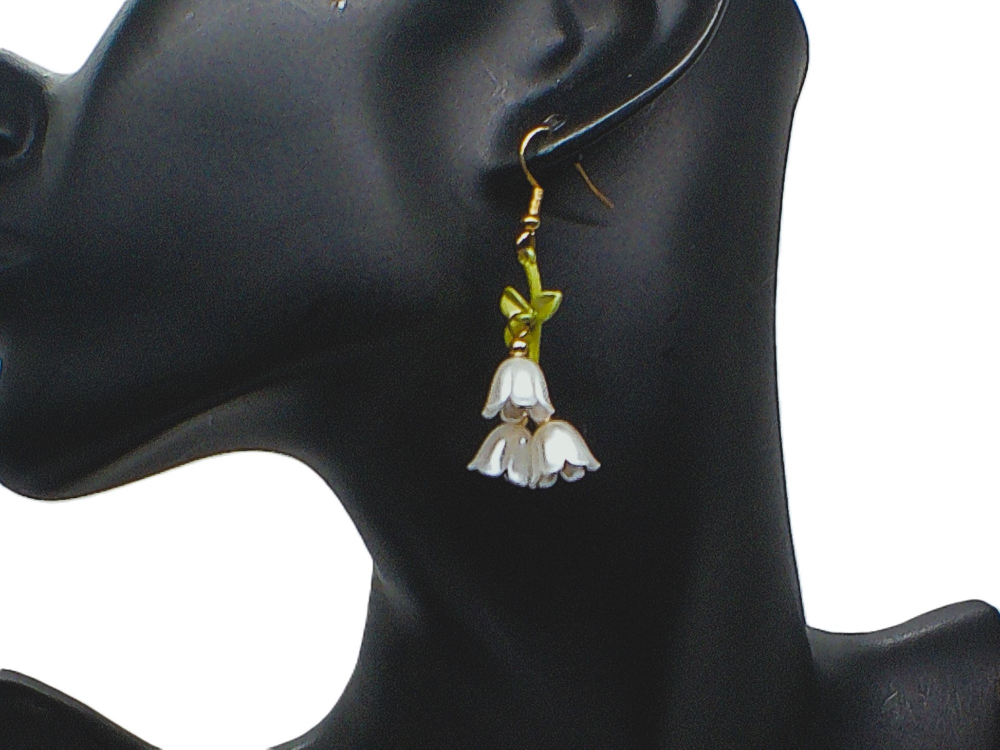 https://www.artistryjewelry.net/products/precious-white-flower-dangle-earrings