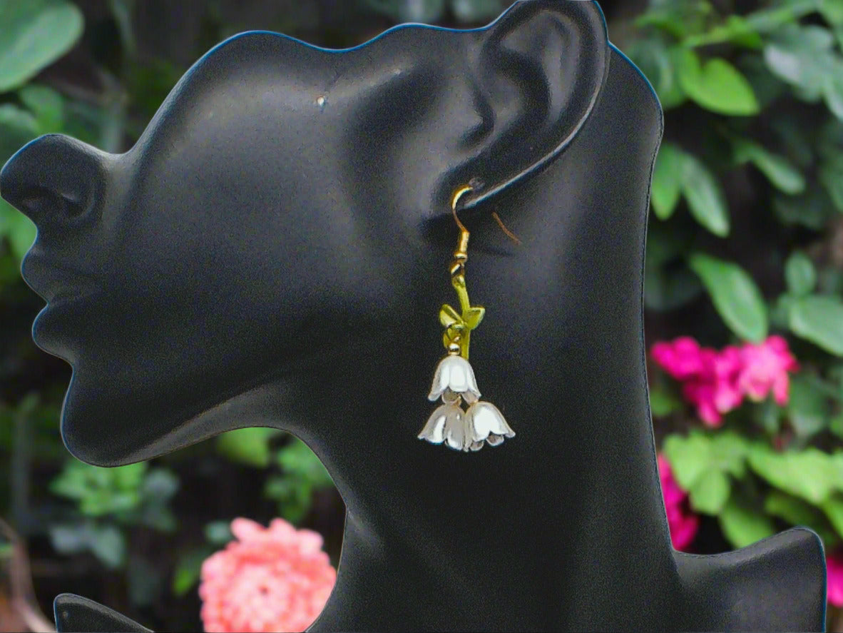 https://www.artistryjewelry.net/products/precious-white-flower-dangle-earrings