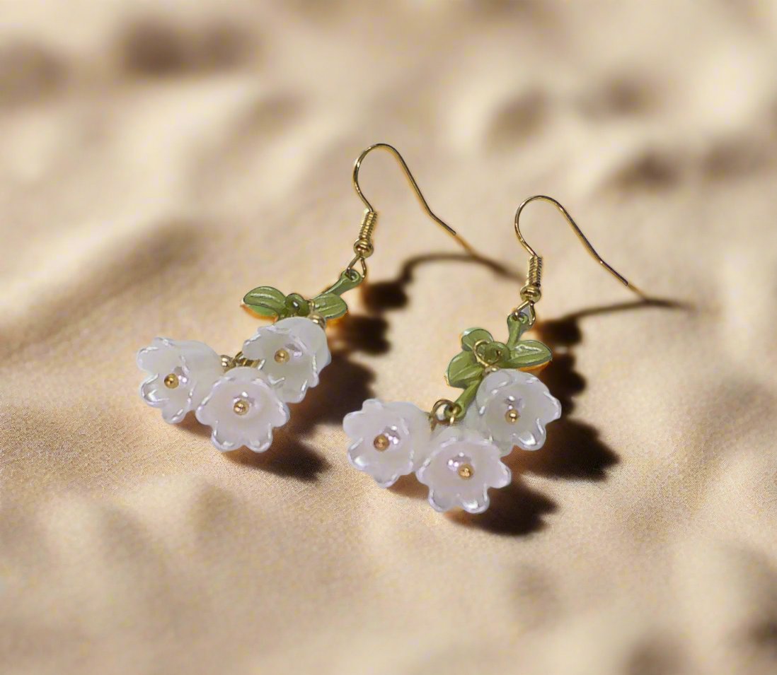 https://www.artistryjewelry.net/products/precious-white-flower-dangle-earrings