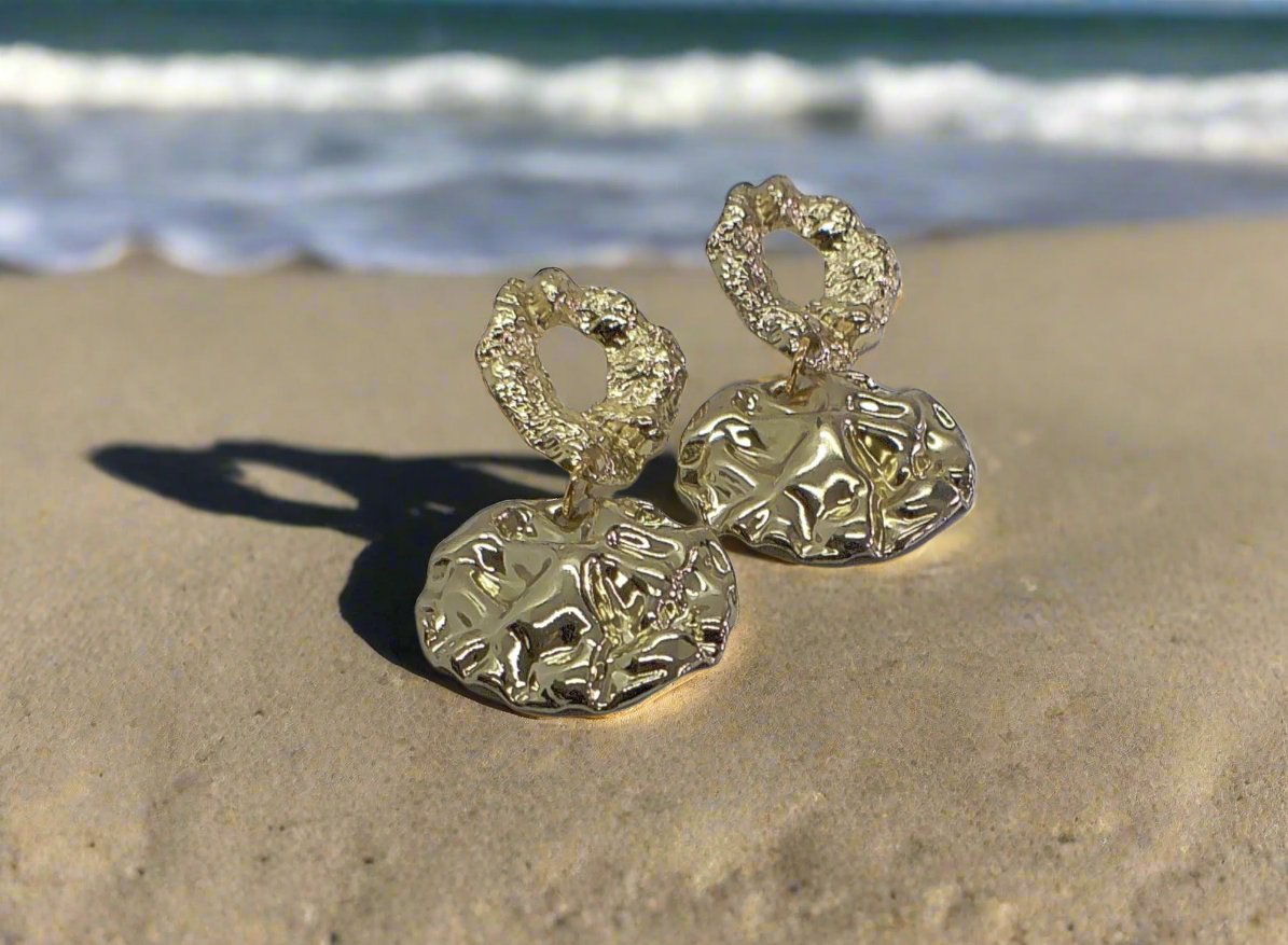 https://www.artistryjewelry.net/products/stunning-gold-exaggerated-earrings
