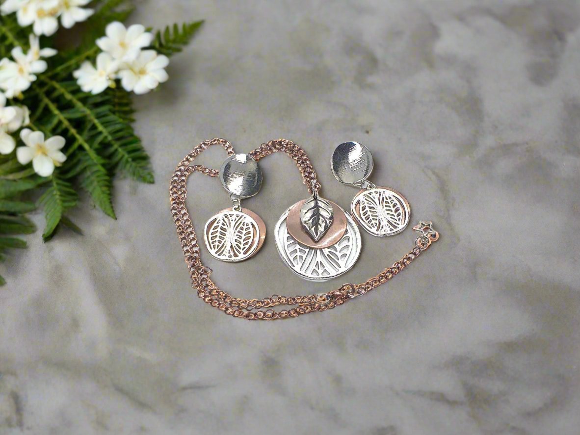 https://www.artistryjewelry.net/products/charming-copper-leaves-necklace-set