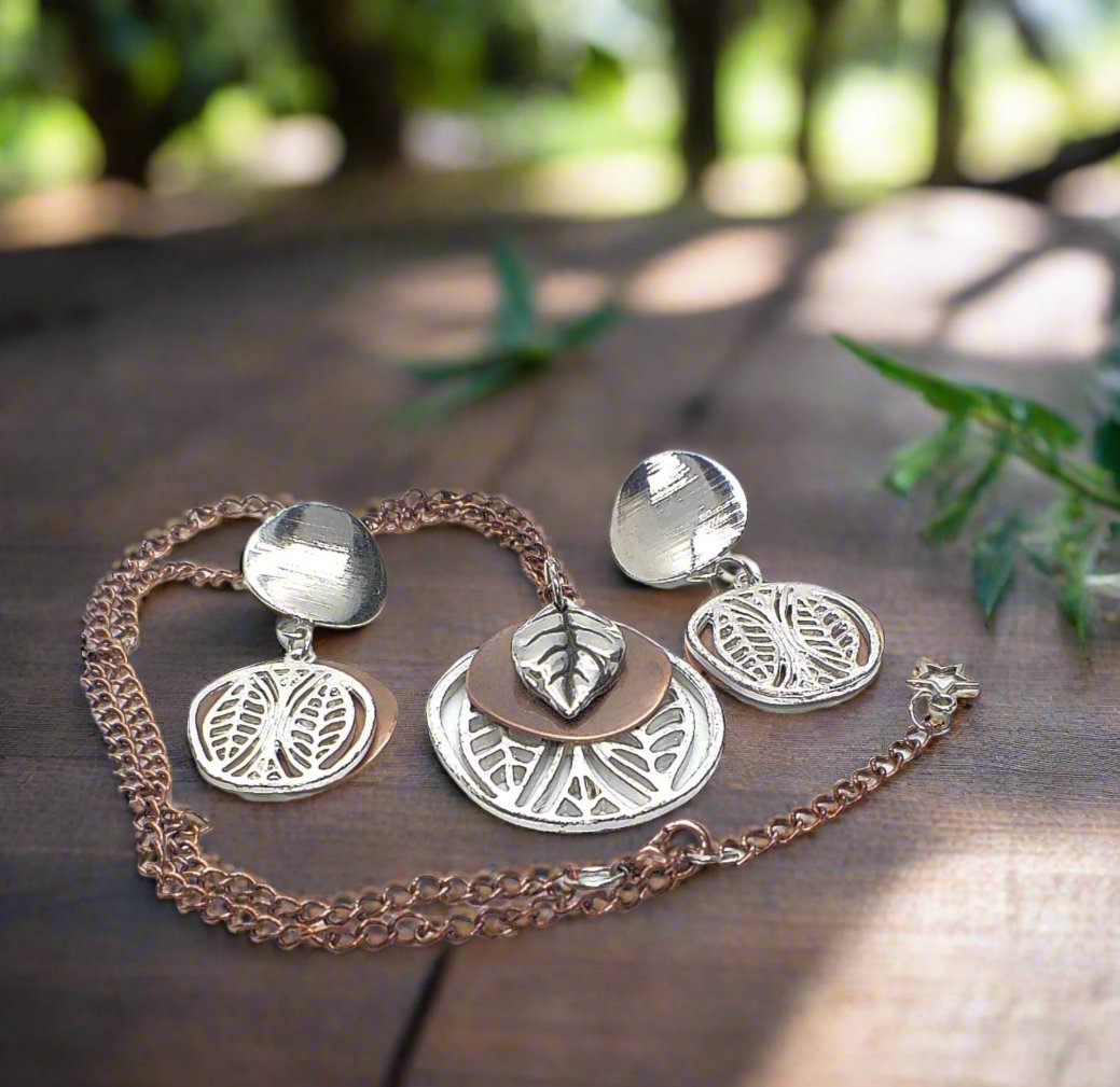 https://www.artistryjewelry.net/products/charming-copper-leaves-necklace-set