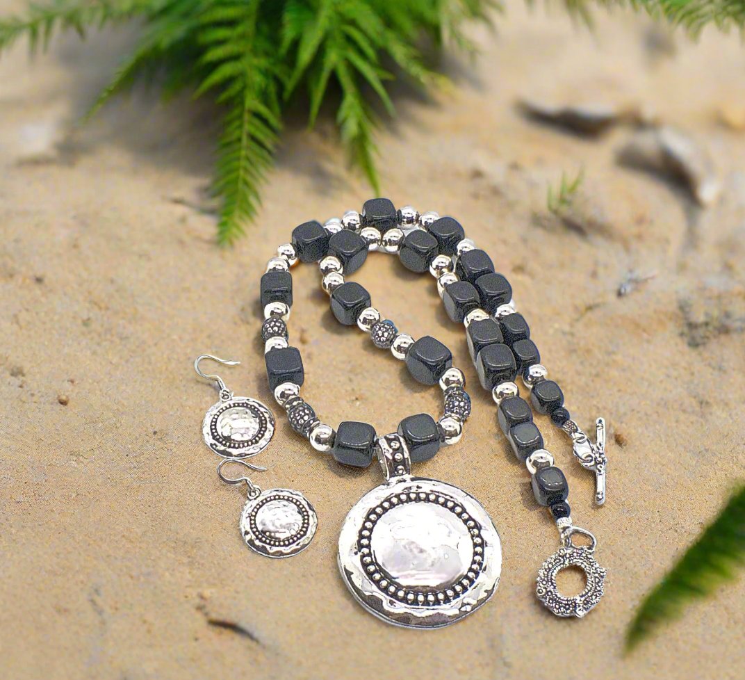 https://www.artistryjewelry.net/products/stunning-silver-and-black-necklace-set