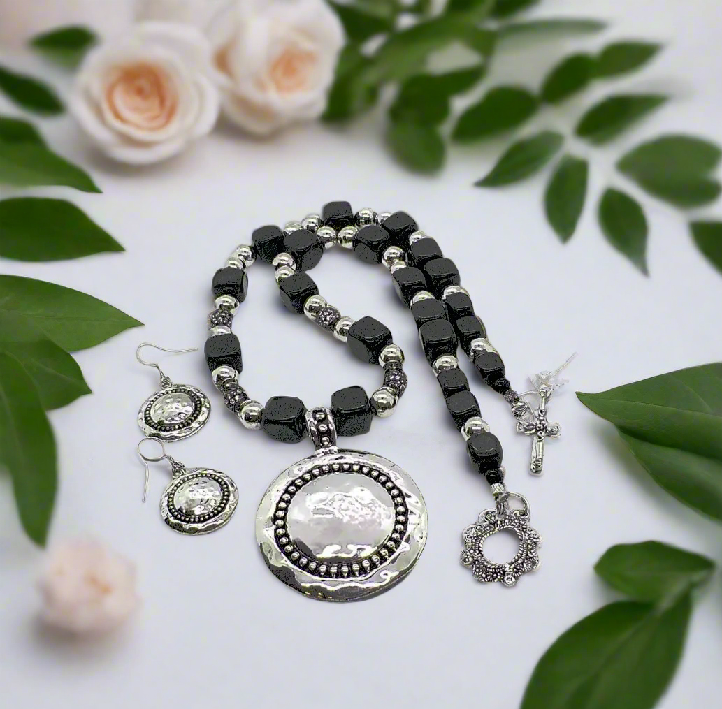 https://www.artistryjewelry.net/products/stunning-silver-and-black-necklace-set