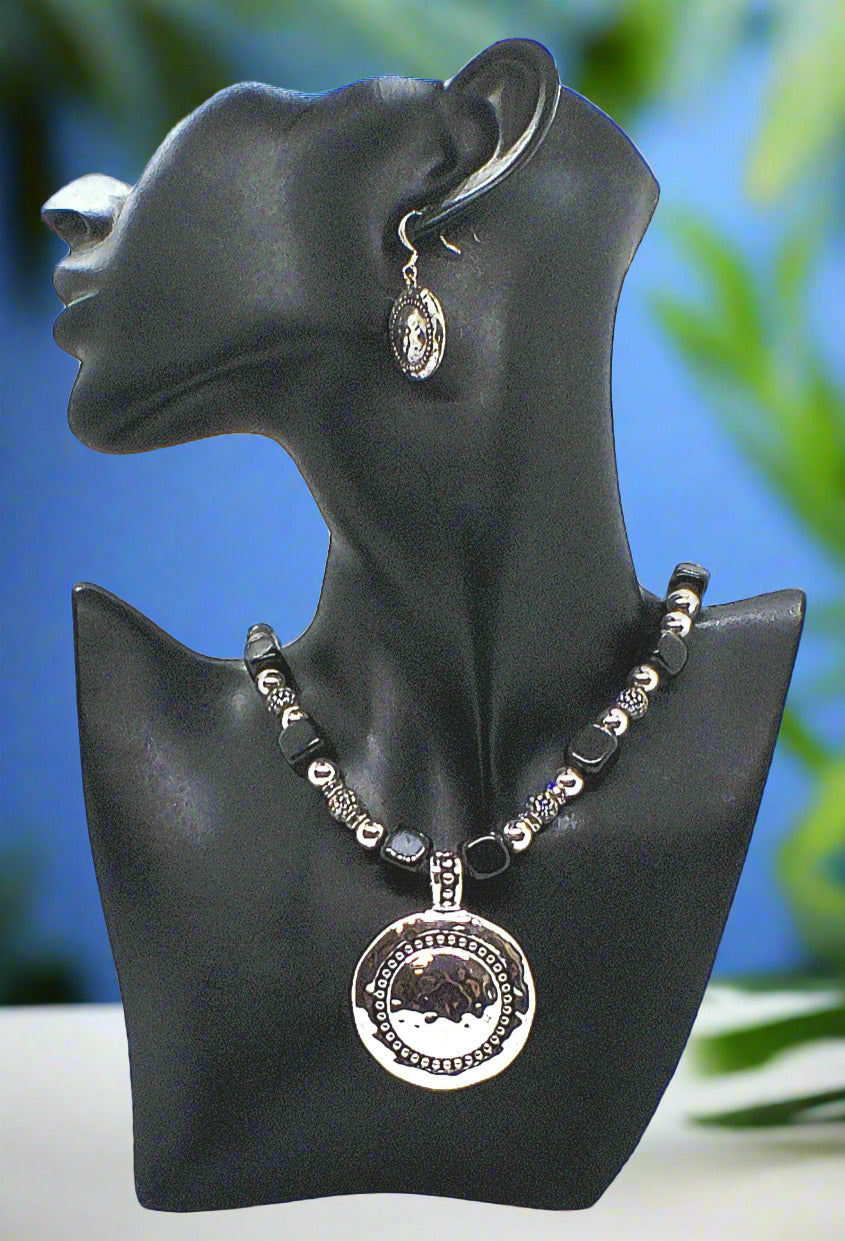 https://www.artistryjewelry.net/products/stunning-silver-and-black-necklace-set
