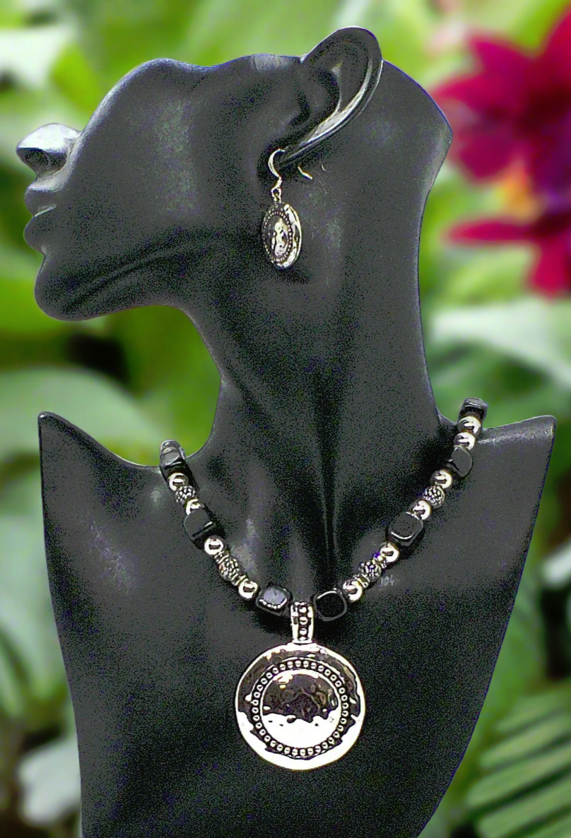 https://www.artistryjewelry.net/products/stunning-silver-and-black-necklace-set