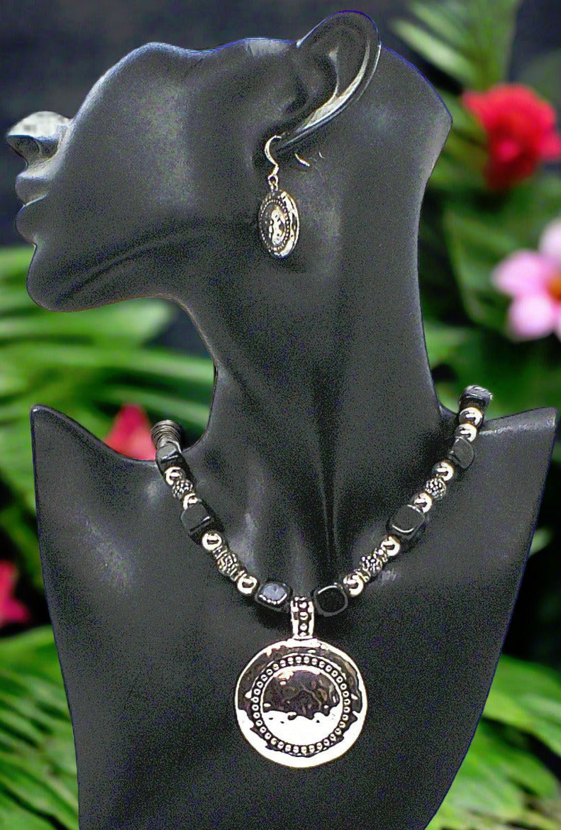 https://www.artistryjewelry.net/products/stunning-silver-and-black-necklace-set