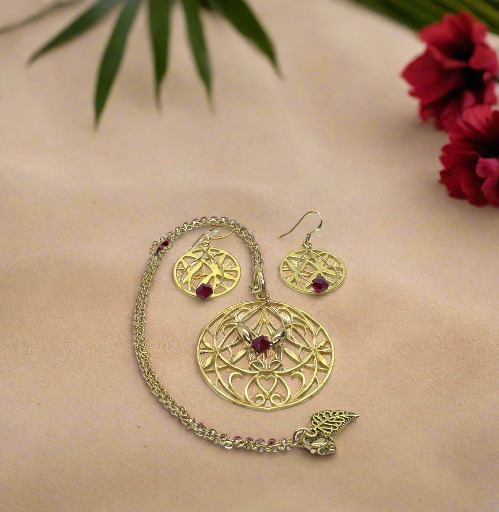 https://www.artistryjewelry.net/products/beautiful-golden-pleasure-necklace-set