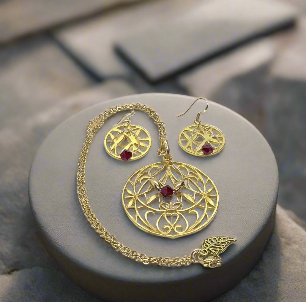 https://www.artistryjewelry.net/products/beautiful-golden-pleasure-necklace-set