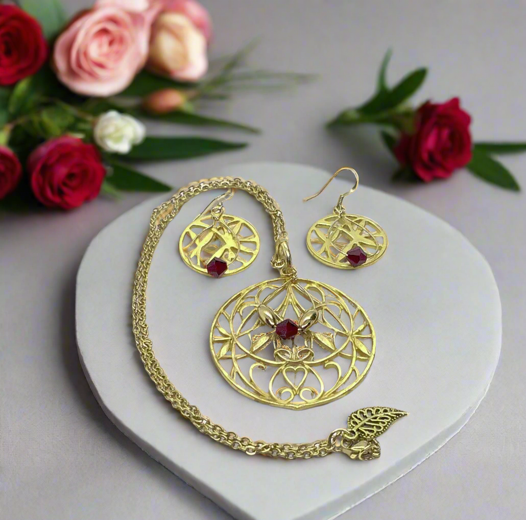 https://www.artistryjewelry.net/products/beautiful-golden-pleasure-necklace-set