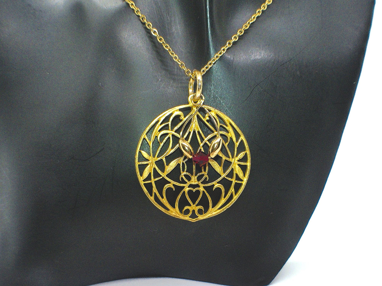 https://www.artistryjewelry.net/products/beautiful-golden-pleasure-necklace-set