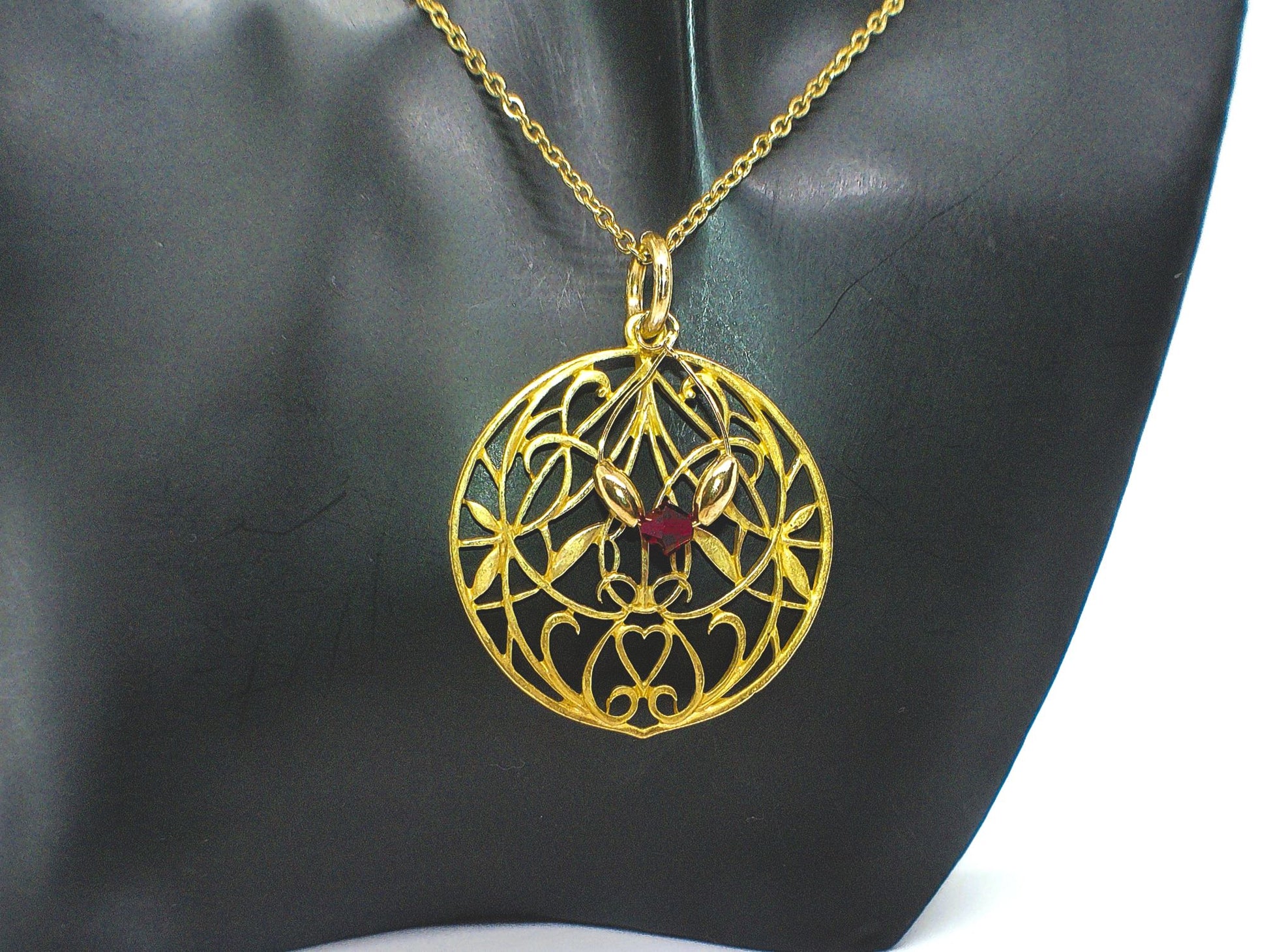 https://www.artistryjewelry.net/products/beautiful-golden-pleasure-necklace-set