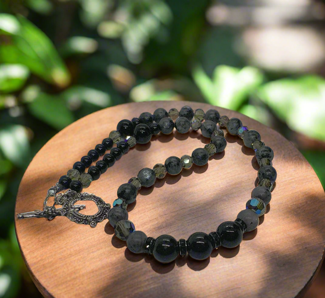 https://www.artistryjewelry.net/products/lovely-shades-of-black-b-necklace