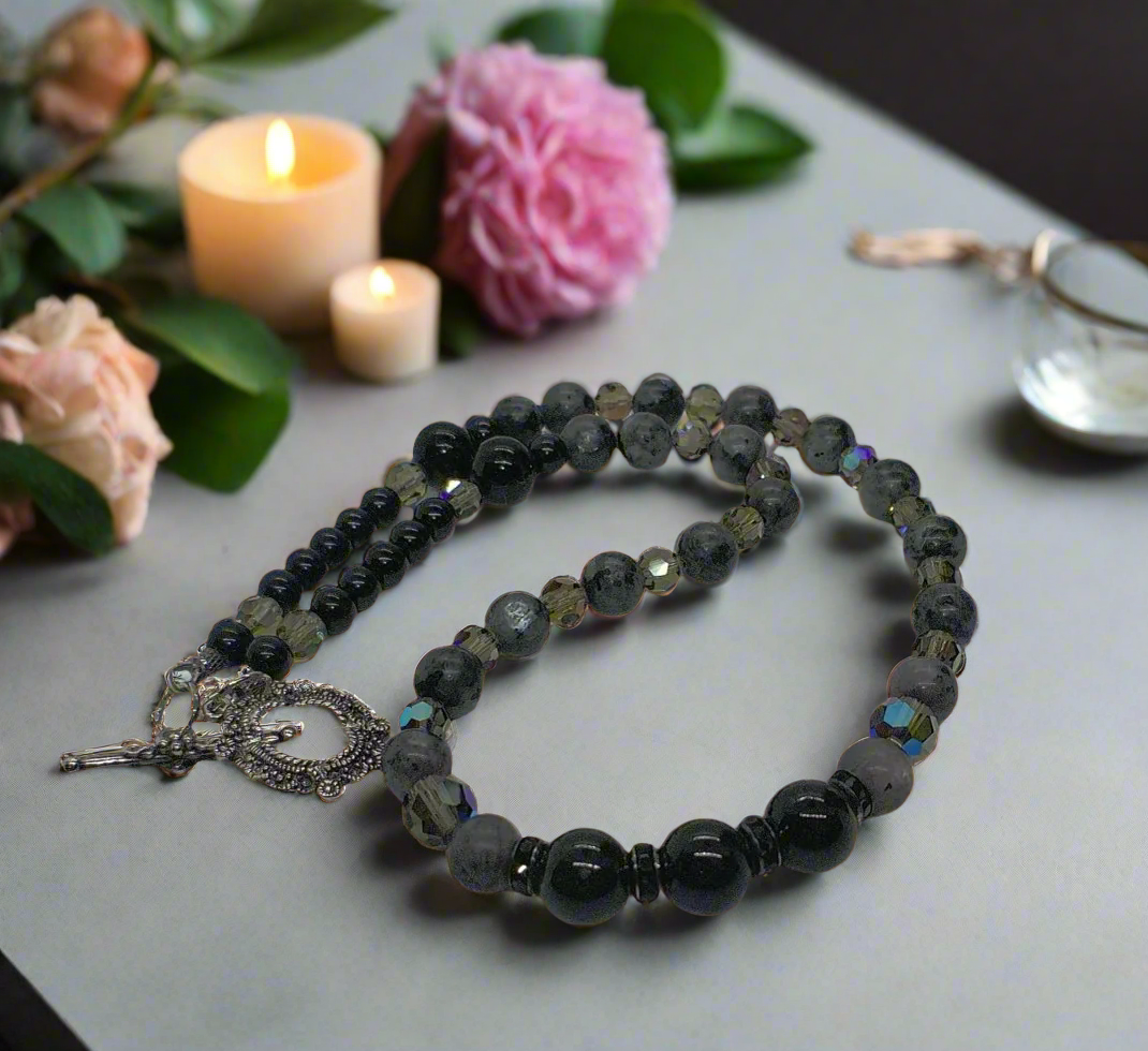 https://www.artistryjewelry.net/products/lovely-shades-of-black-b-necklace