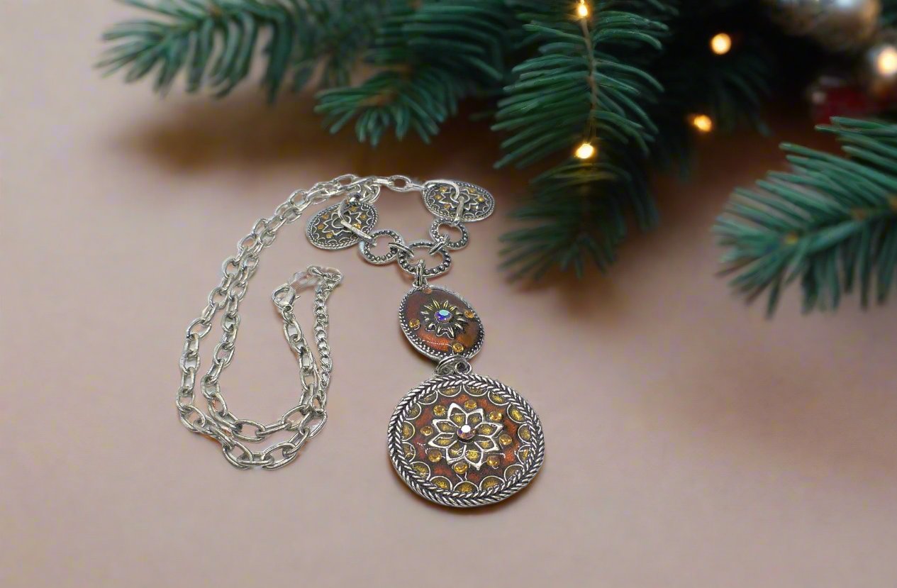 https://www.artistryjewelry.net/products/lovely-chain-and-disc-neckace