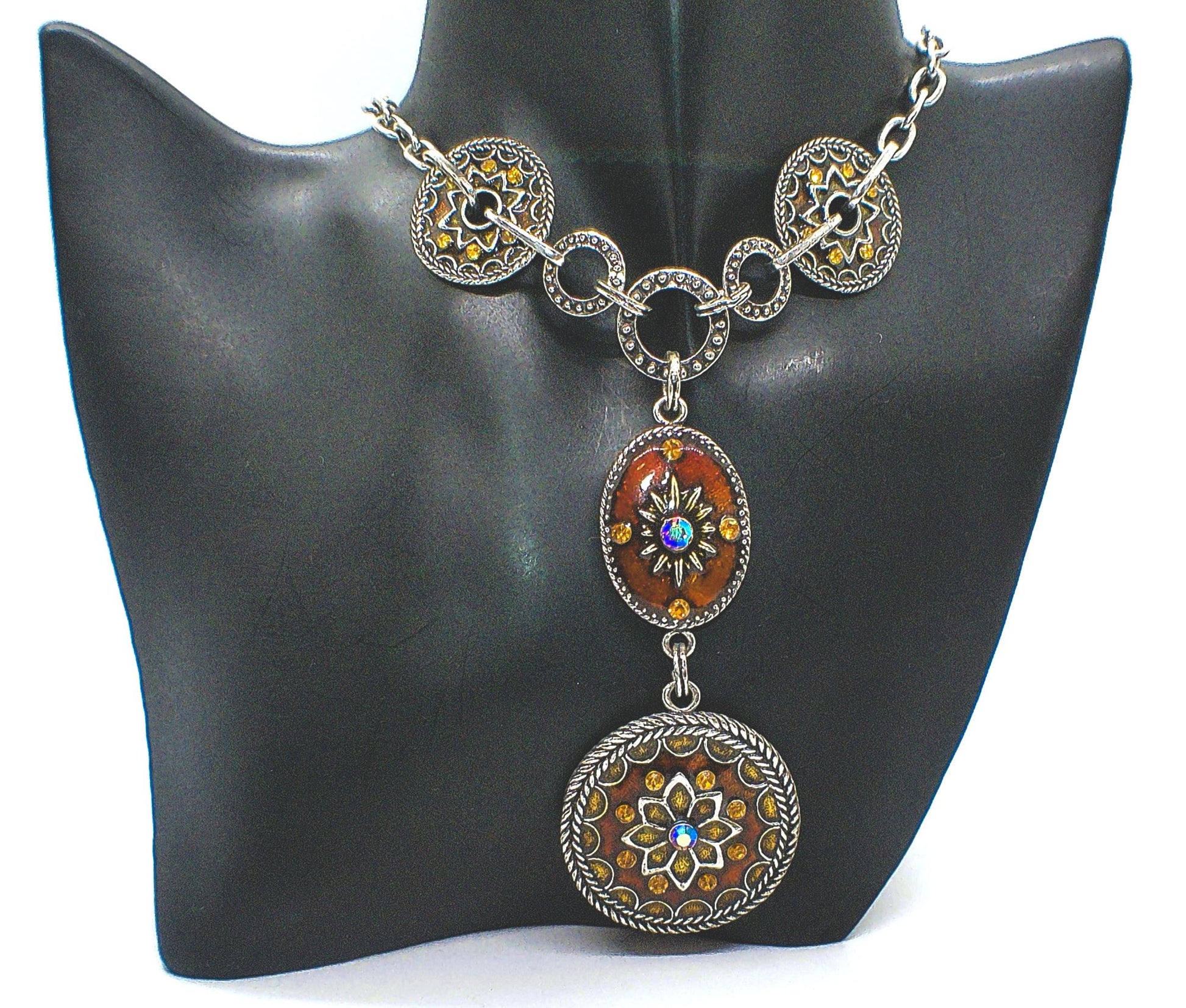 https://www.artistryjewelry.net/products/lovely-chain-and-disc-neckace