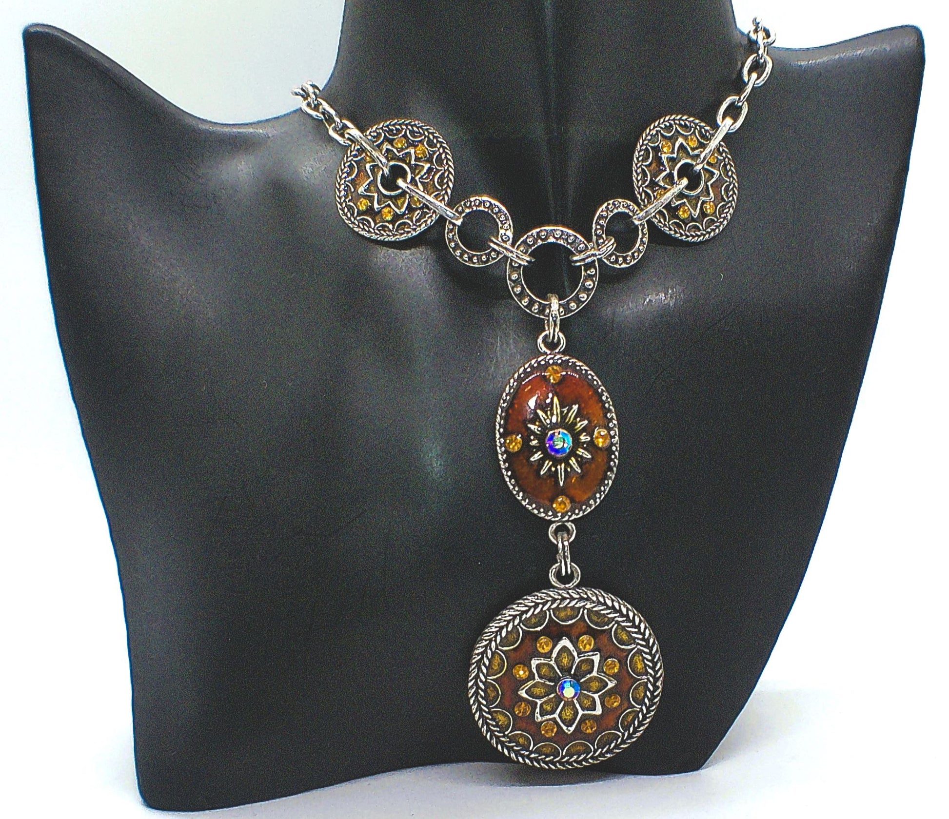 https://www.artistryjewelry.net/products/lovely-chain-and-disc-neckace