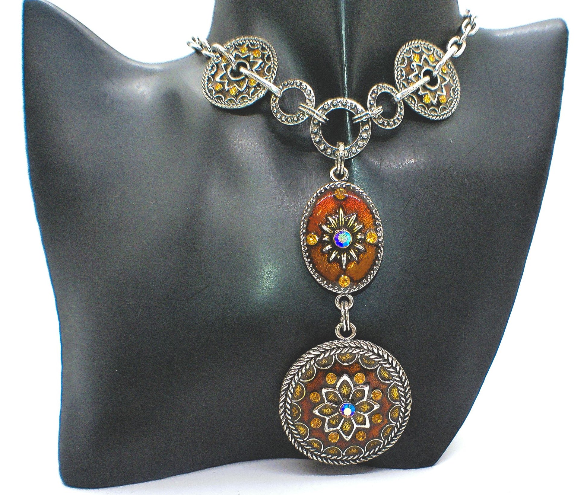 https://www.artistryjewelry.net/products/lovely-chain-and-disc-neckace