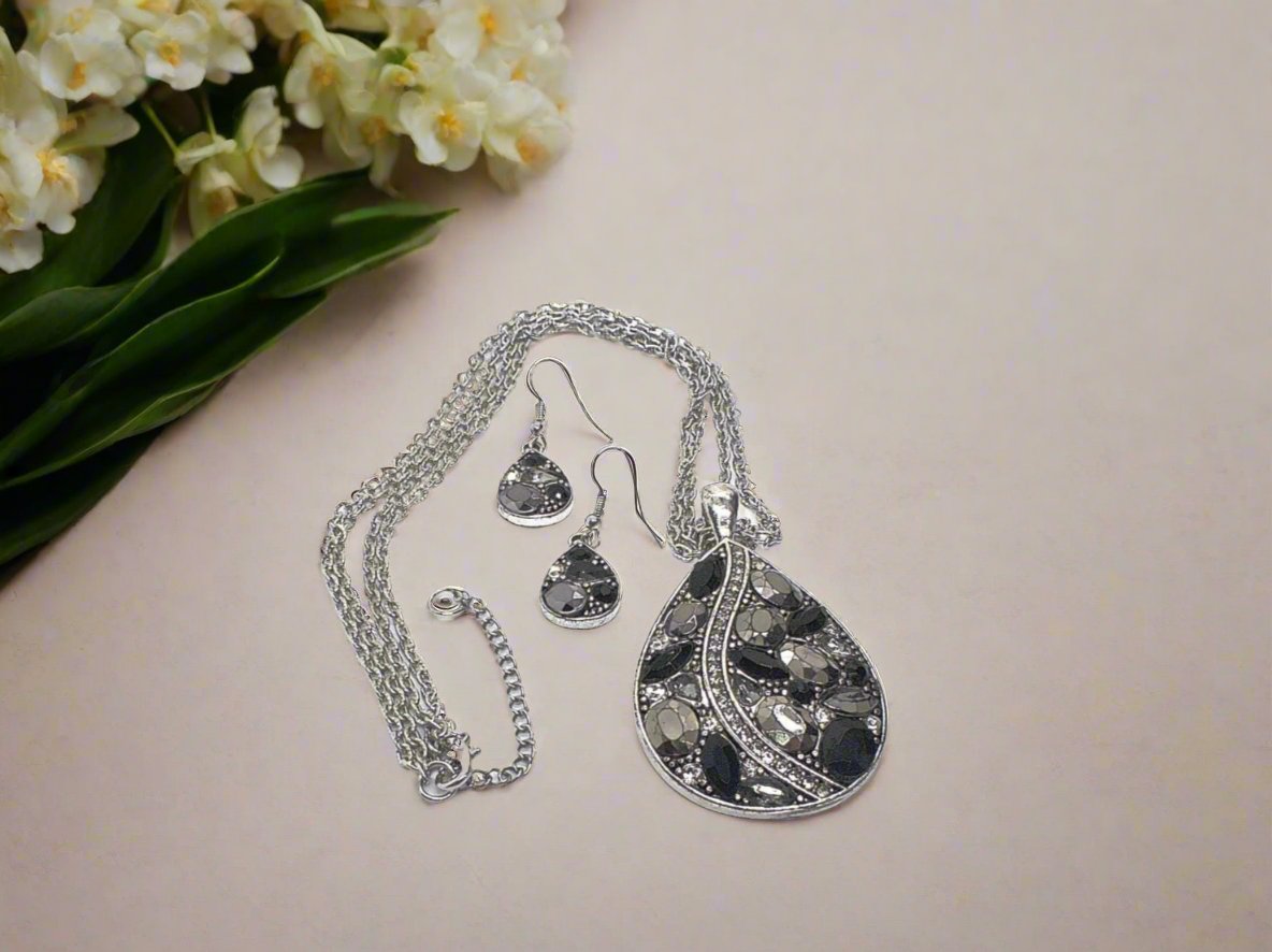 https://www.artistryjewelry.net/products/beautiful-teardrop-beauty-necklace-set