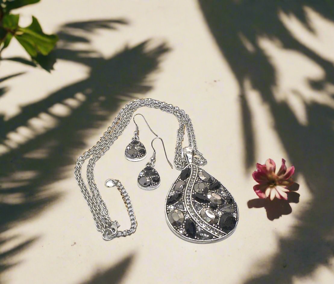 https://www.artistryjewelry.net/products/beautiful-teardrop-beauty-necklace-set