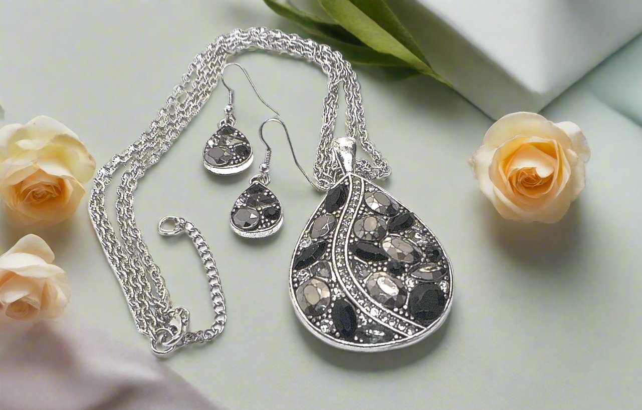 https://www.artistryjewelry.net/products/beautiful-teardrop-beauty-necklace-set