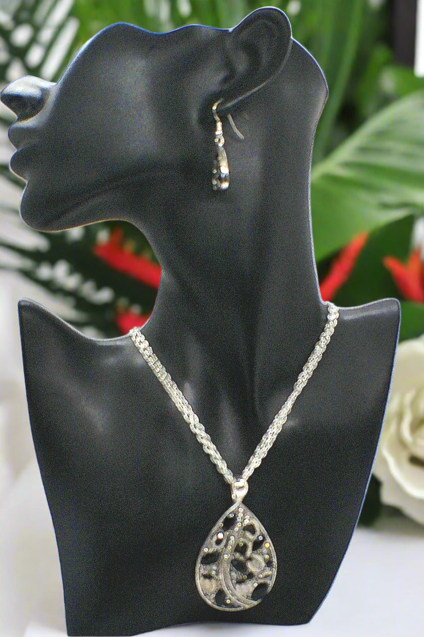 https://www.artistryjewelry.net/products/beautiful-teardrop-beauty-necklace-set