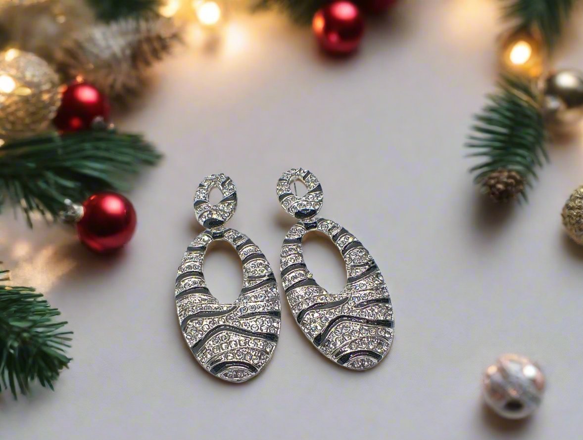 https://www.artistryjewelry.net/products/black-and-silver-stripes