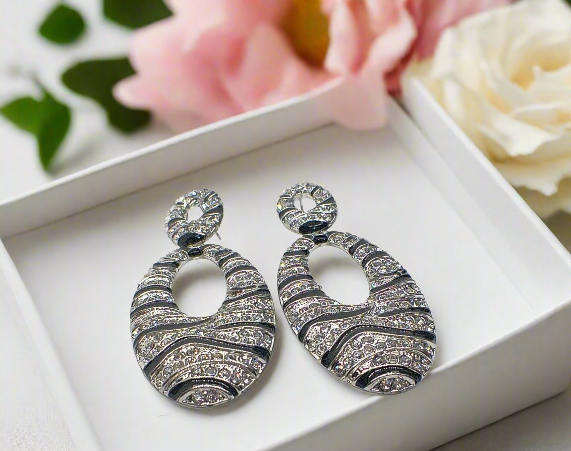 https://www.artistryjewelry.net/products/black-and-silver-stripes