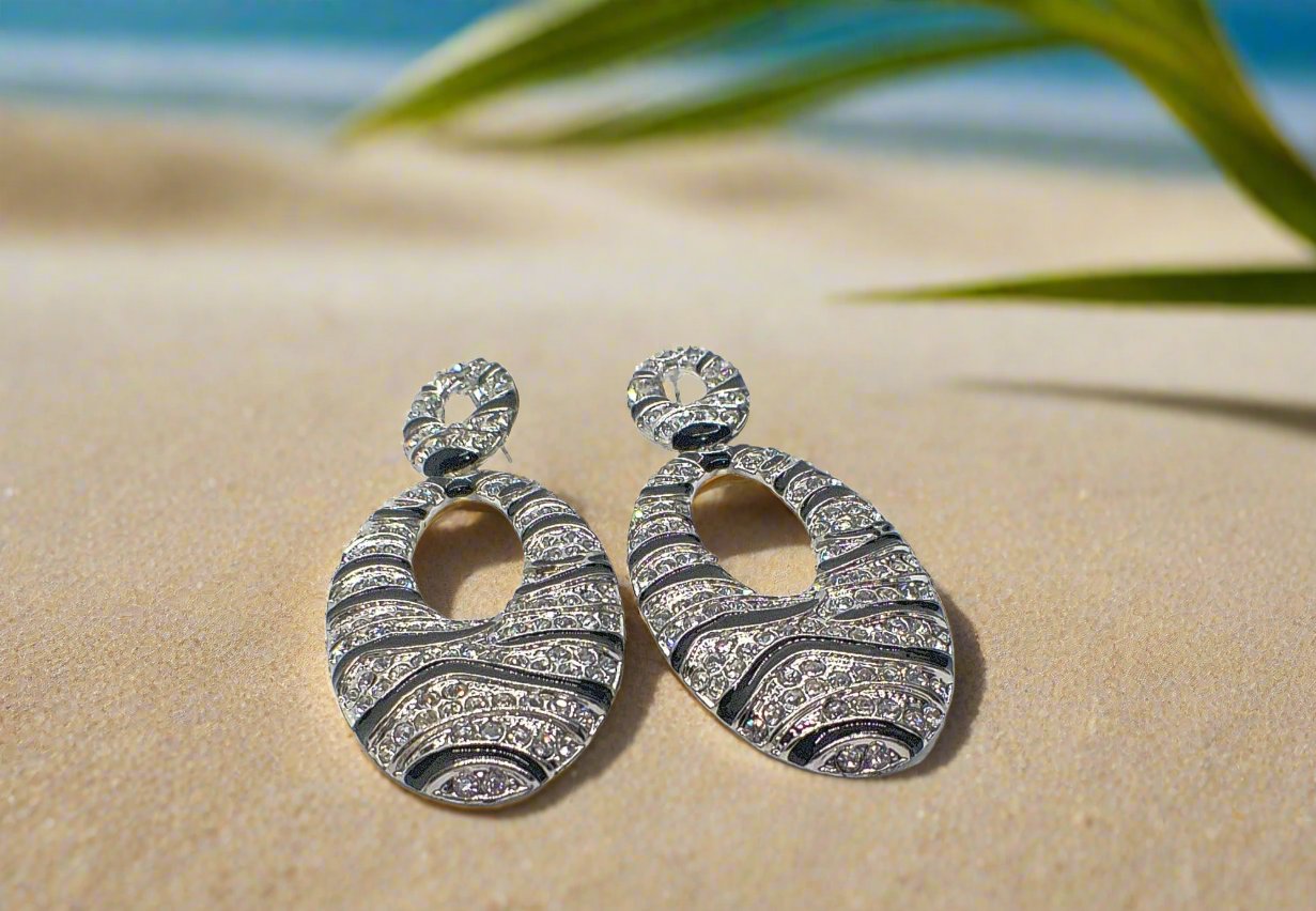 https://www.artistryjewelry.net/products/black-and-silver-stripes