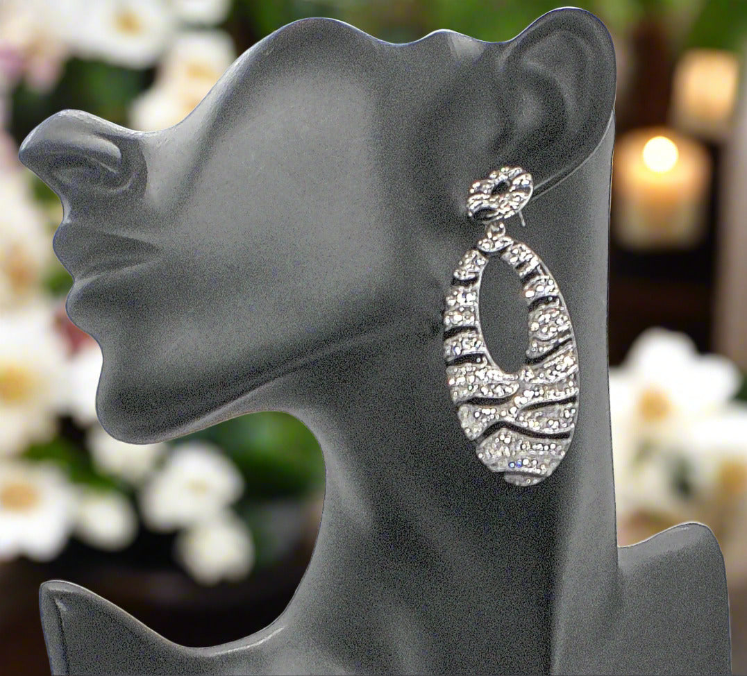 https://www.artistryjewelry.net/products/black-and-silver-stripes