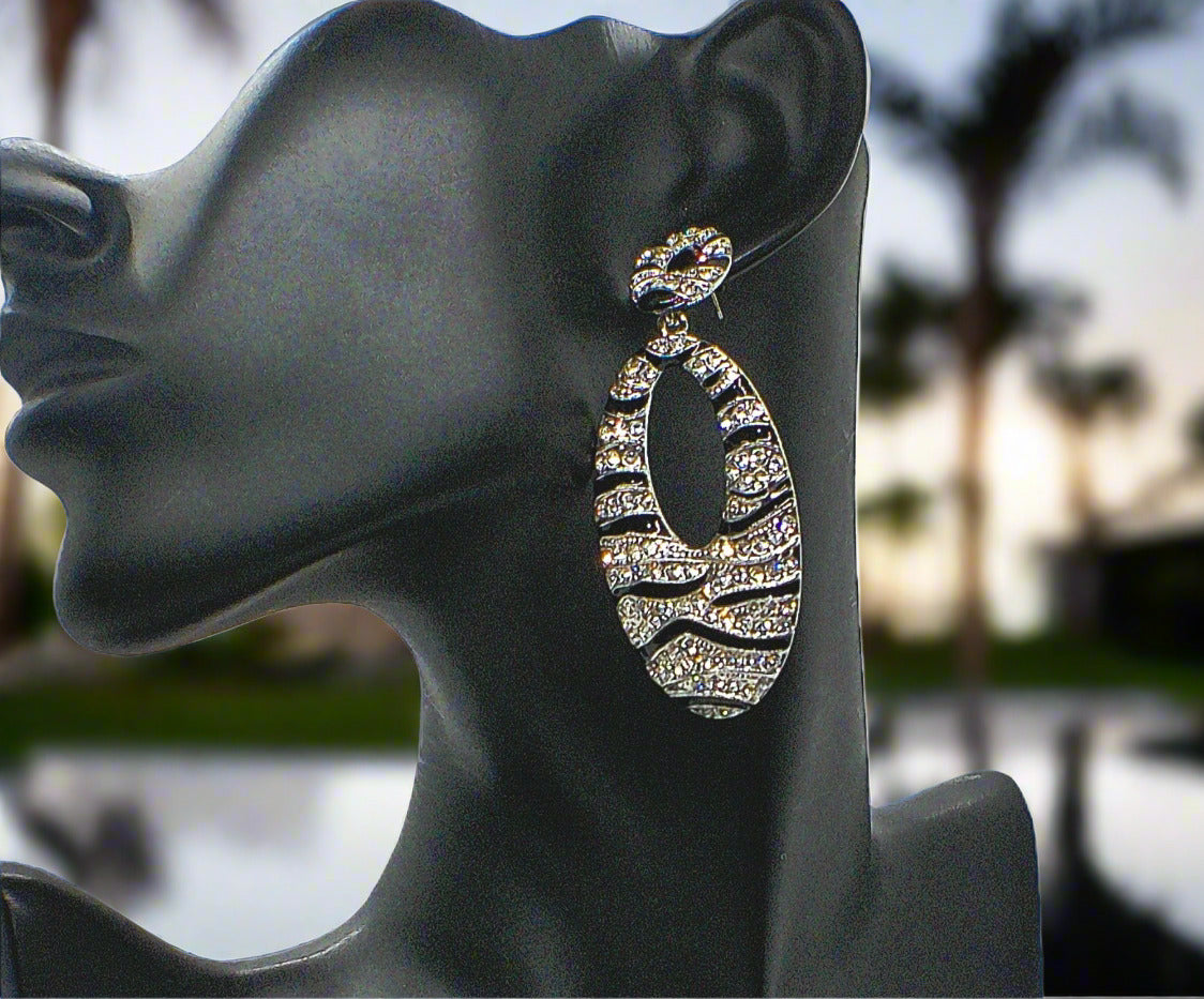 https://www.artistryjewelry.net/products/black-and-silver-stripes