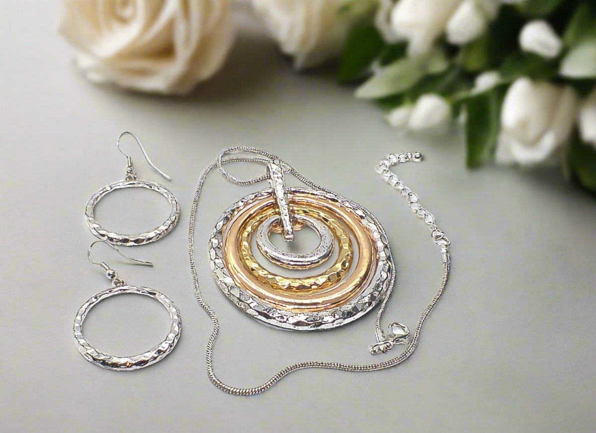 https://www.artistryjewelry.net/products/fantastic-hammered-circles-necklace-set